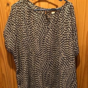 Cj Banks 2X cap sleeve blouse with pattern blue and white